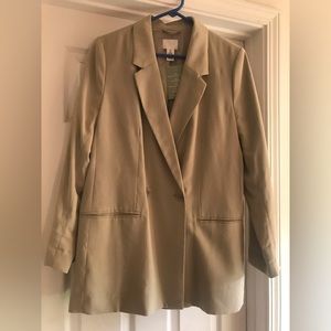 Oversized beige blazer.